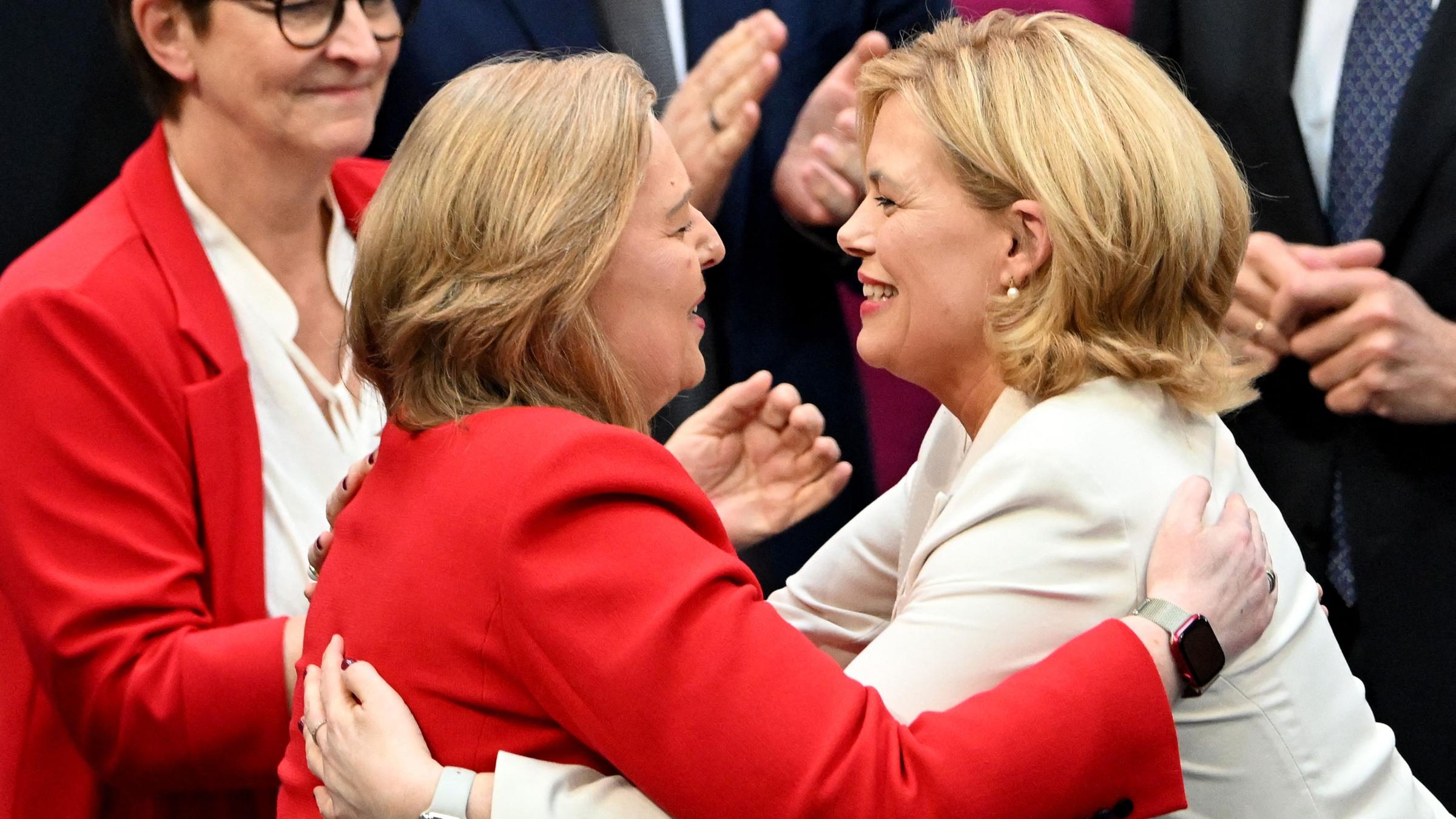 Julia Klöckner (CDU) wird von ihrer Vorgängerin Bärbel Bas beglückwünscht