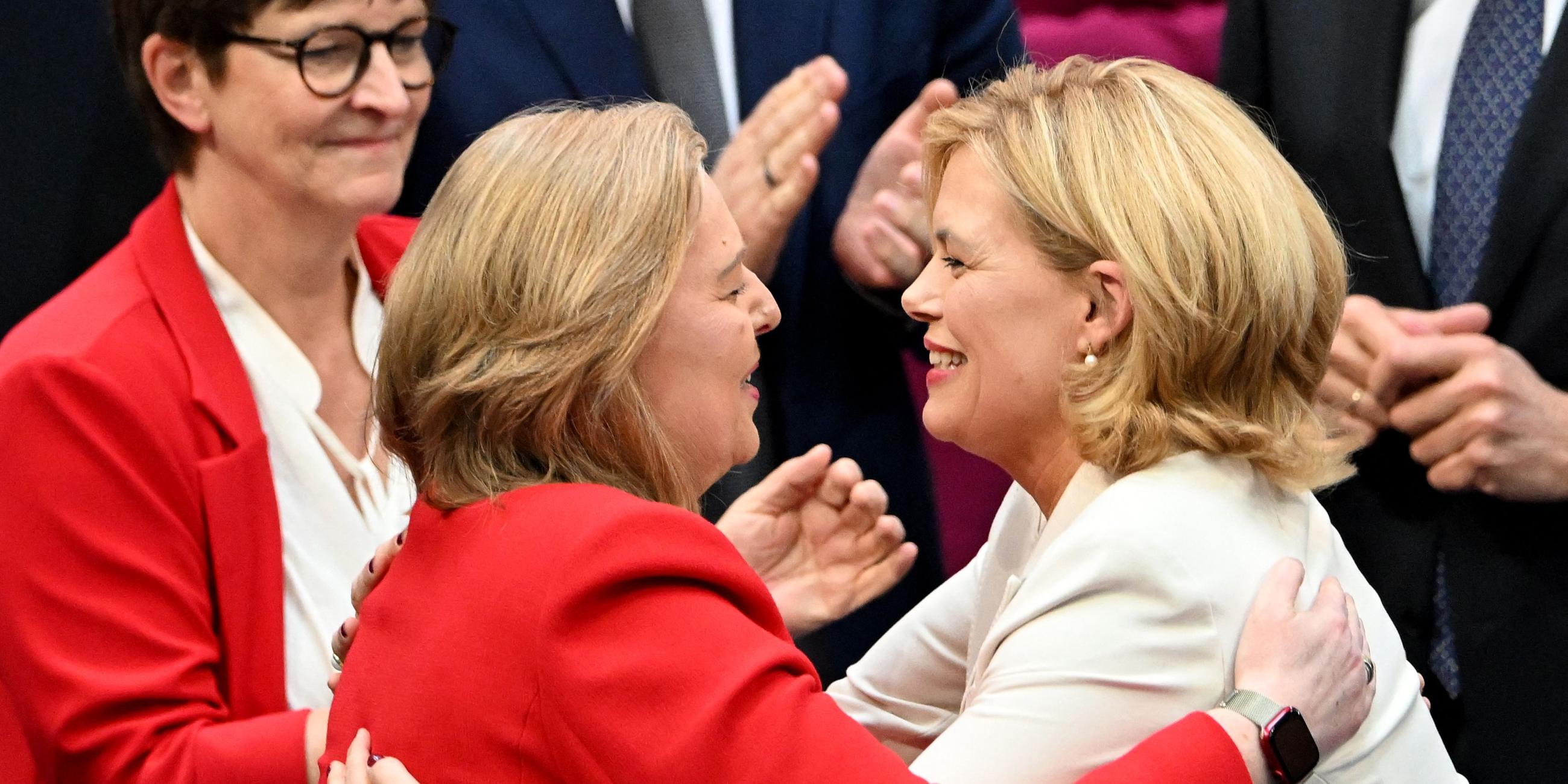 Julia Klöckner (CDU) wird von ihrer Vorgängerin Bärbel Bas beglückwünscht
