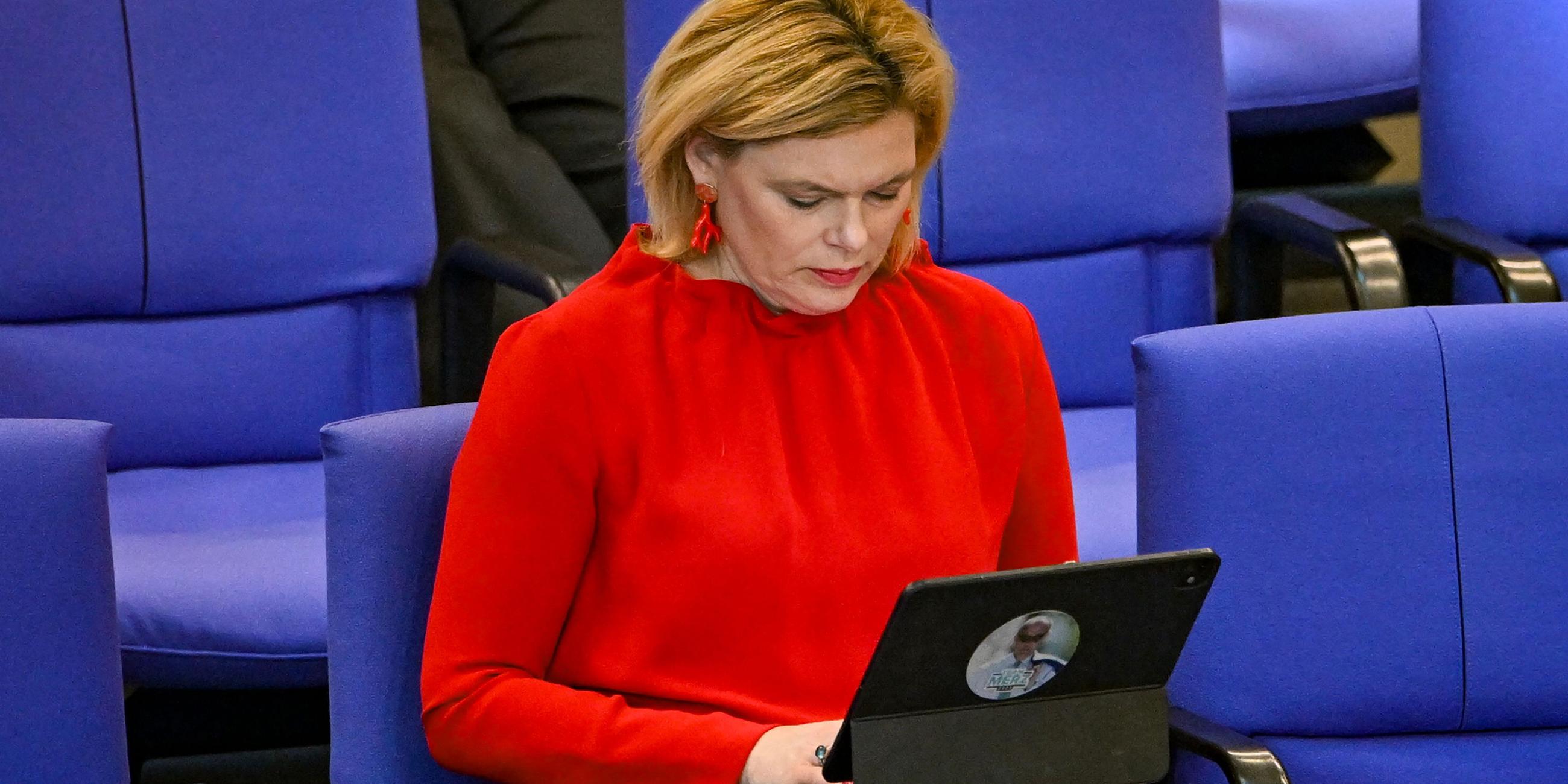 Julia Klöckner (CDU) Präsidentin des Deutschen Bundestags mit Laptop. Ein Sticker klebt auf dem Gerät (Archiv).