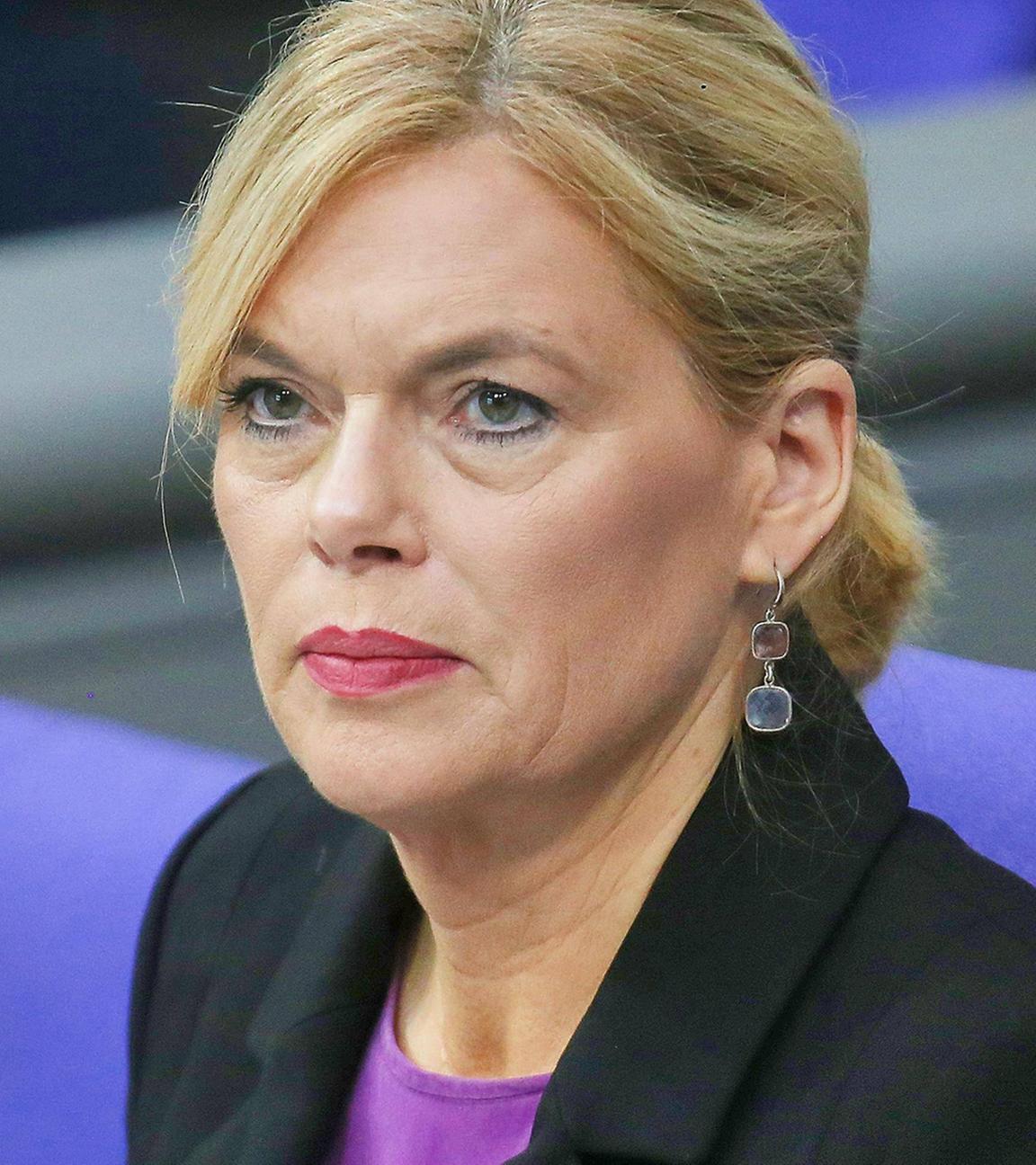 Bundestagspräsidentin Julia Klöckner blickt streng während der 45. Bundestagssitzung am 28.11.2025 in Berlin.