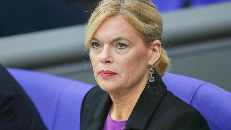 Bundestagspräsidentin Julia Klöckner blickt streng während der 45. Bundestagssitzung am 28.11.2025 in Berlin.