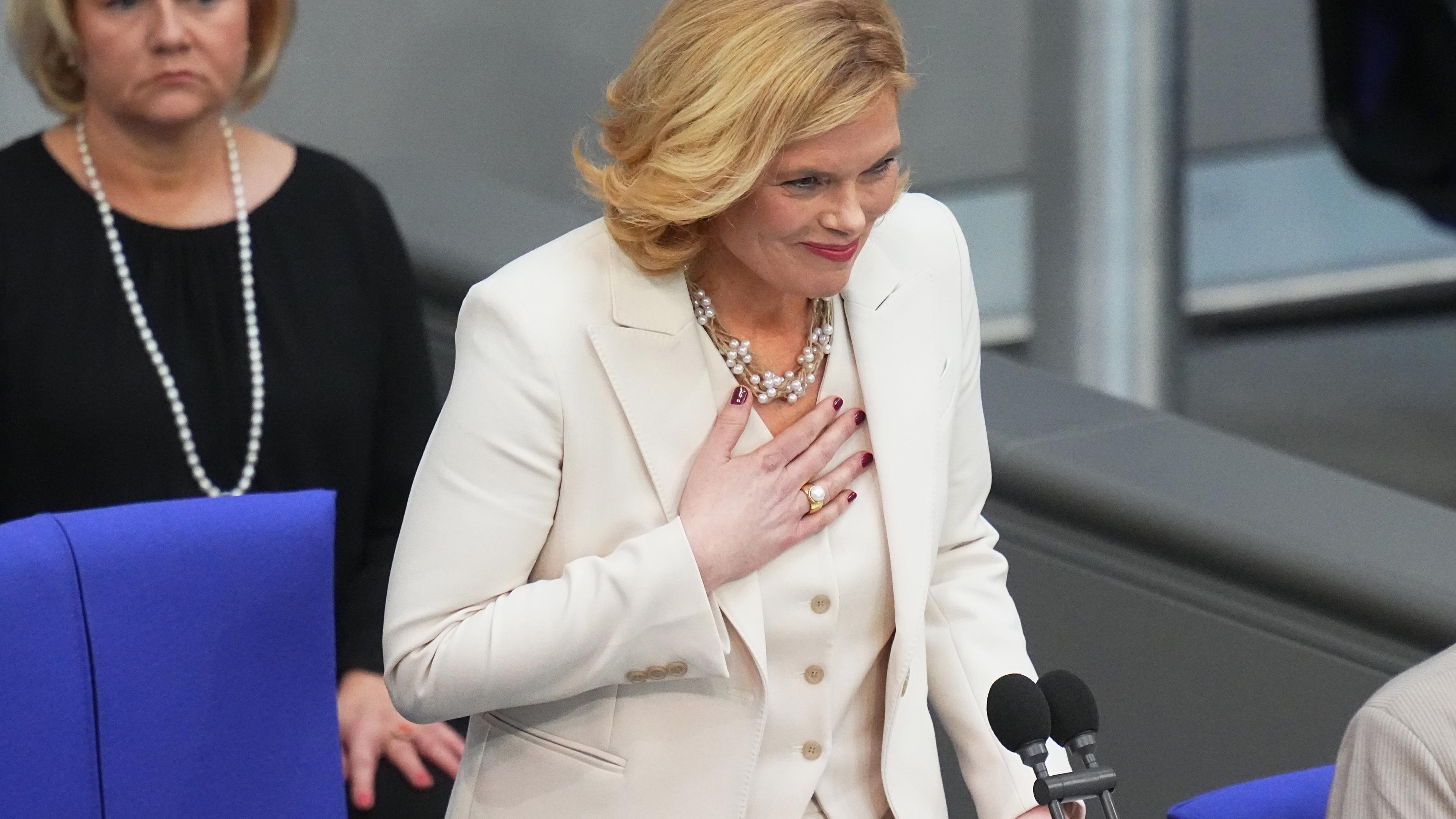 Julia Klöckner (CDU), Bundestagspräsidentin, steht bei ihrer Rede nach ihrer Wahl bei der konstituierenden Sitzung des neuen Bundestags.