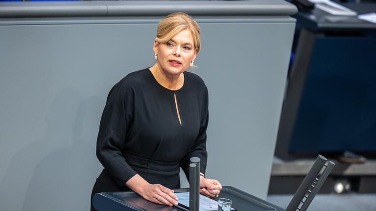 Berlin: Julia Klöckner (CDU), Bundestagspräsidentin, spricht in der Gedenkstunde zum 80. Jahrestag des Endes des Zweiten Weltkriegs im Bundestag.