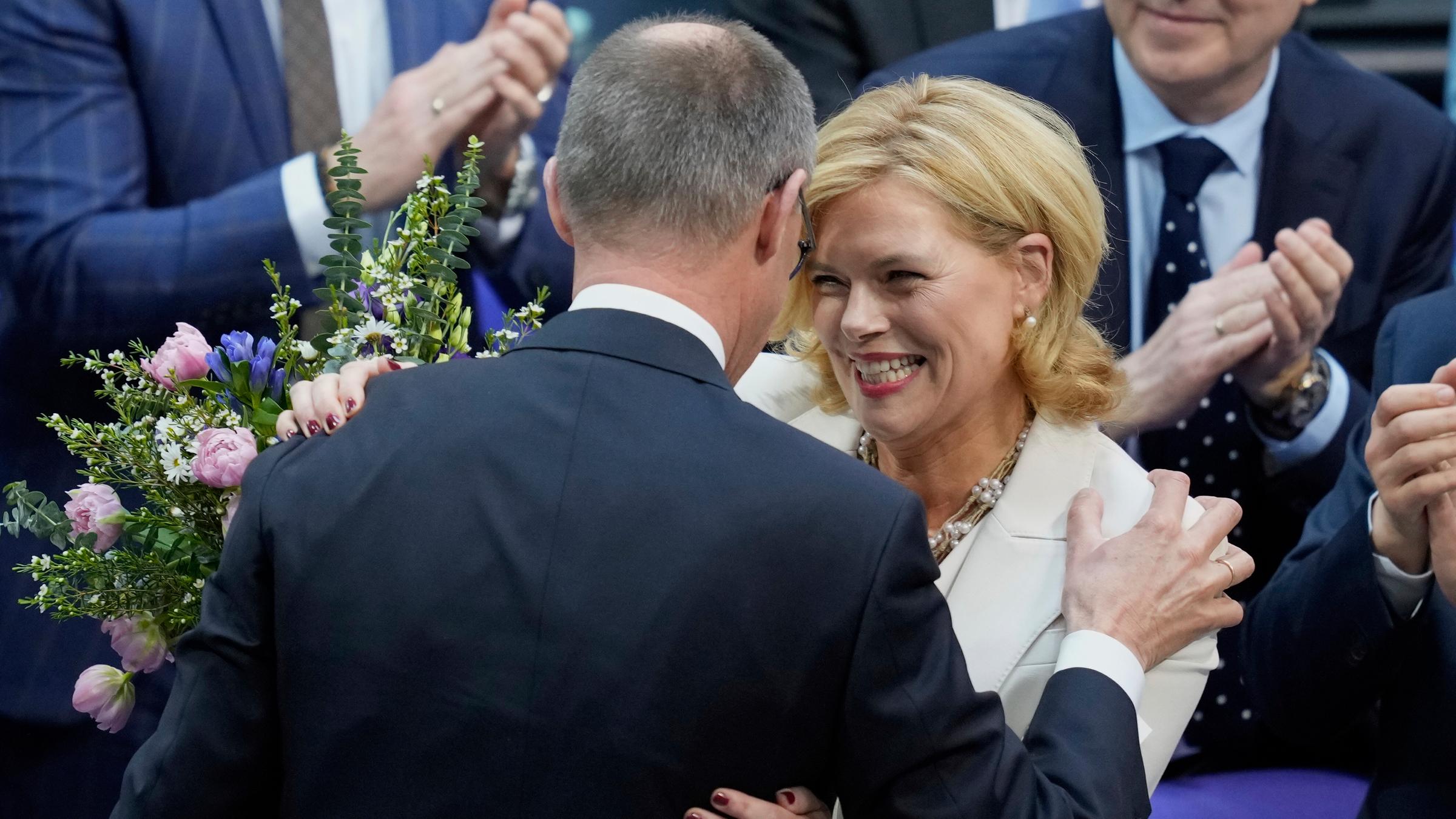 Julia Klöckner wird von CDU-Vorsitzendem Friedrich Metz zu ihrer Wahl zur neuen Parlamentspräsidentin während der konstituierenden Sitzung des neu gewählten Deutschen Bundestages in Berlin am Dienstag, den 25. März 2025, beglückwünscht.
