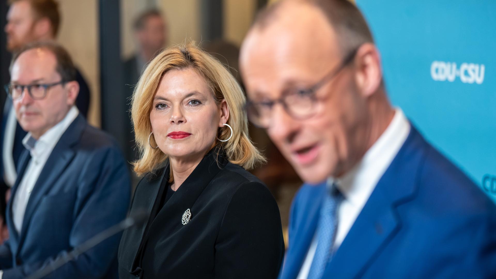 Berlin: Julia Klöckner, CDU, steht neben Friedrich Merz, CDUCSU Fraktionsvorsitzender und CDU Bundesvorsitzender und Alexander Dobrindt, CSU-Landesgruppenchef, nach der Fraktionssitzung der Union.