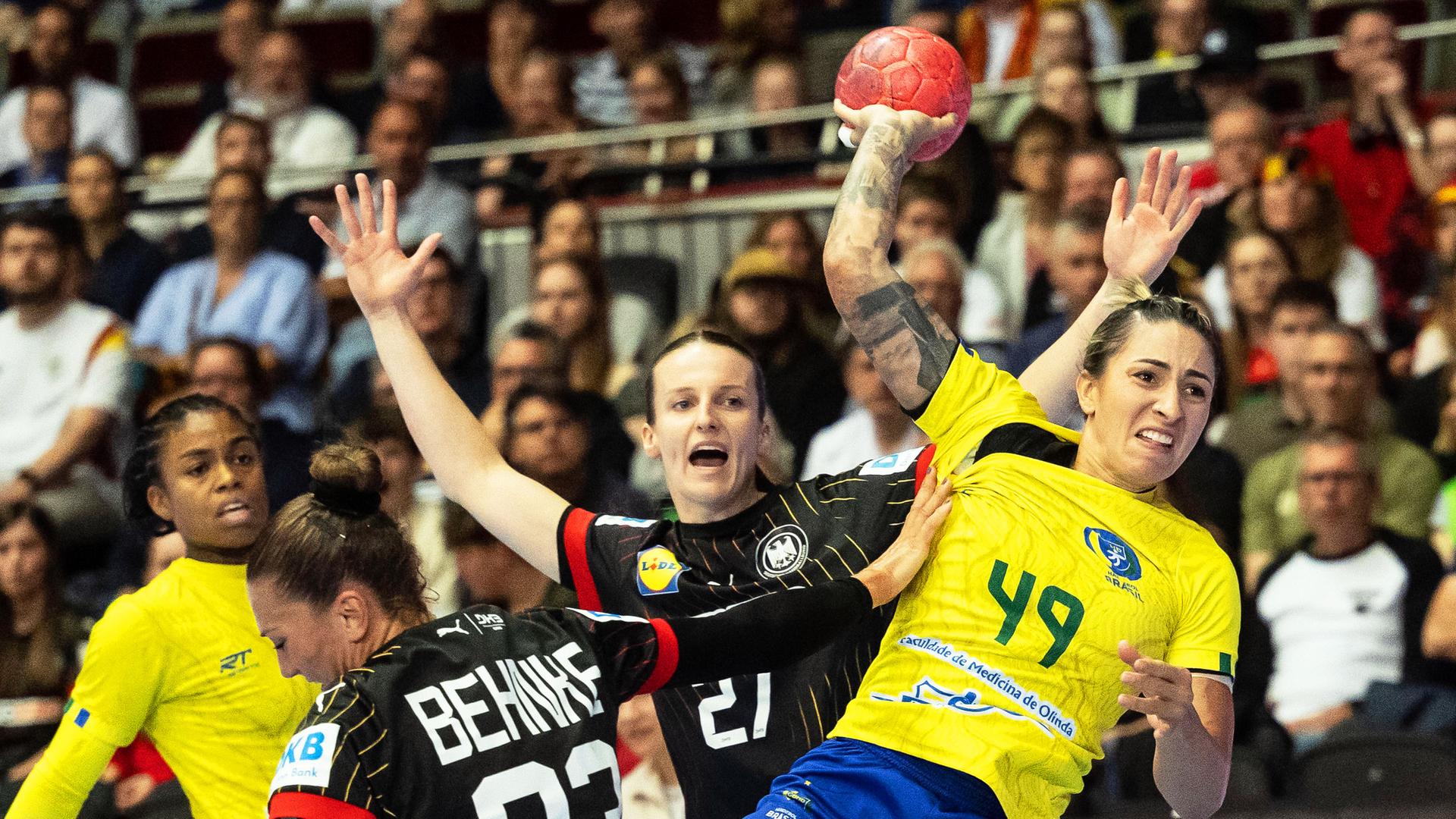 Deutschlands Julia Maidhof (M) und Patricia Matieli (r) von Brasilien in Aktion.