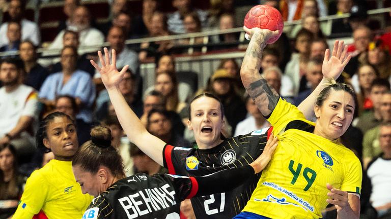 Deutschlands Julia Maidhof (M) und Patricia Matieli (r) von Brasilien in Aktion.