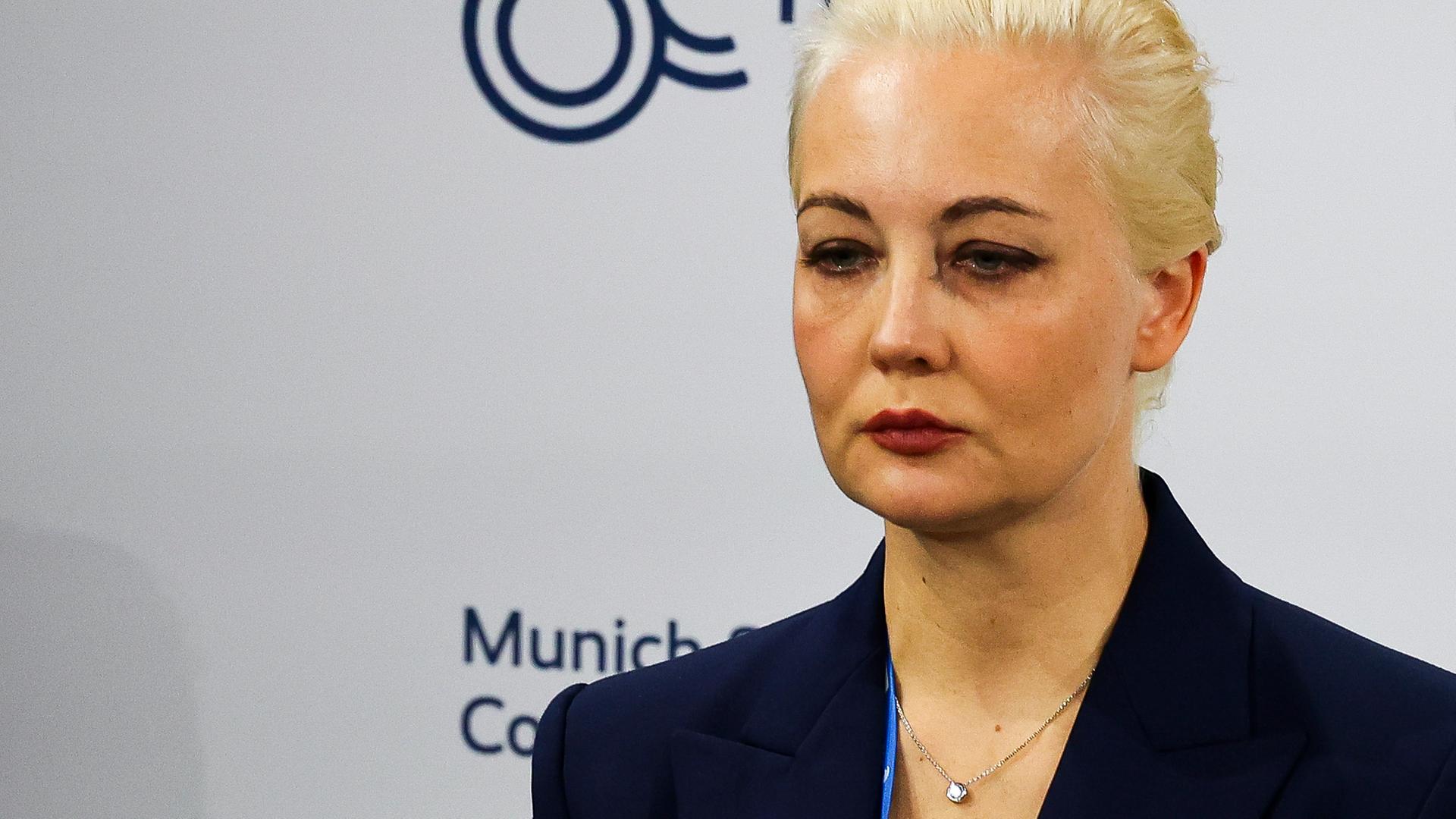 München: Julia Nawalnaja, Ehefrau von Alexej Nawalny, reagiert während ihrer Rede auf der Sicherheitskonferenz.