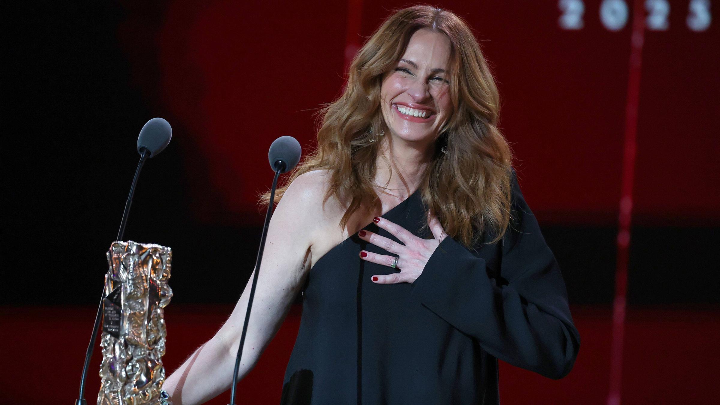 Julia Roberts erhielt den Ehren-César für ihr Lebenswerk. Ihr Lächeln ist ihr Markenzeichen und damit hat die Schauspielerin bei Ihrer Dankesrede in Paris wieder alle verzaubert. (03.03.2025)
