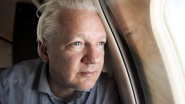 Wikileaks-Gründer Julian Assange sitzt in eine Chartermaschine von London nach Bangkok, aufgenommen am 25. Juni 2024
