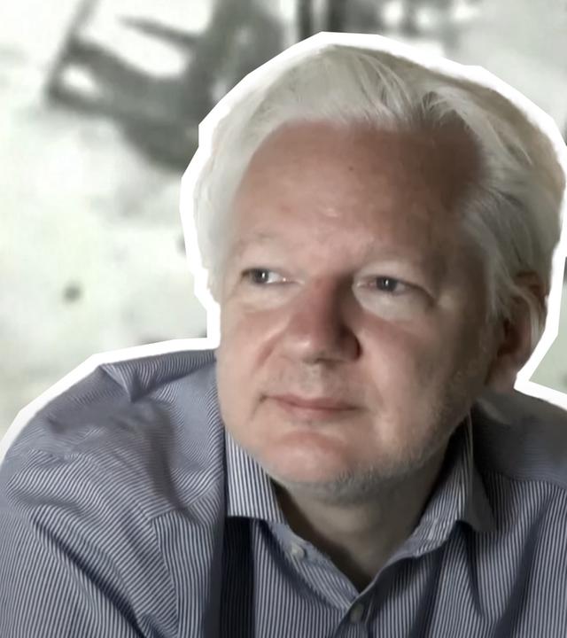 Dem Bild ist Wikileaks-Gründer Julian Assange zu sehen vor einem Leak-Video-Ausschnitt. 