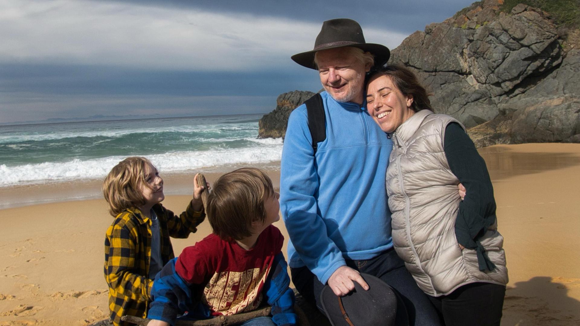 Großbritannien, London: Julian Assange mit seiner Frau Stella und seinen Kindern Gabriel und Max.