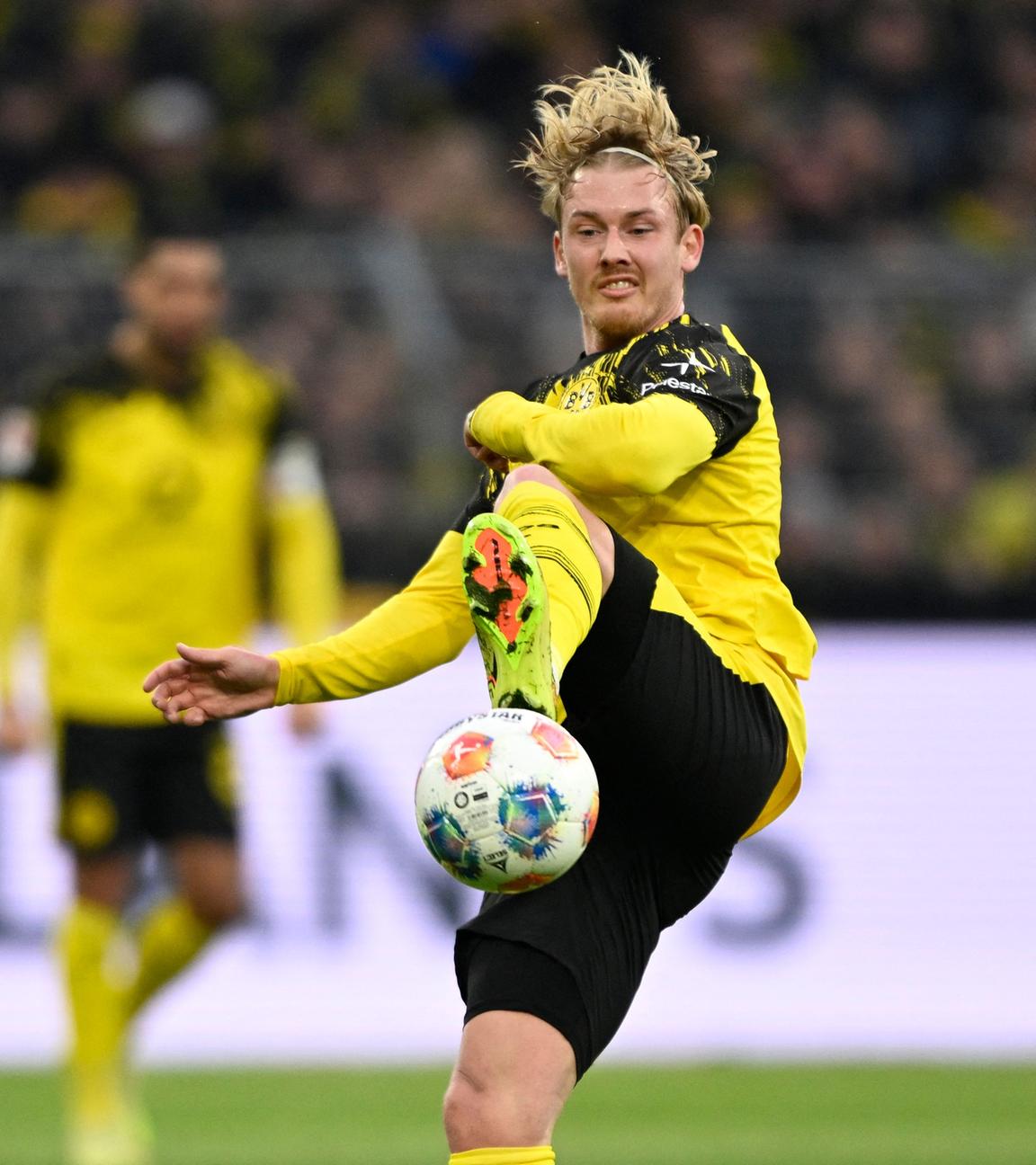 Julian Brandt versucht, den Ball zu stoppen.