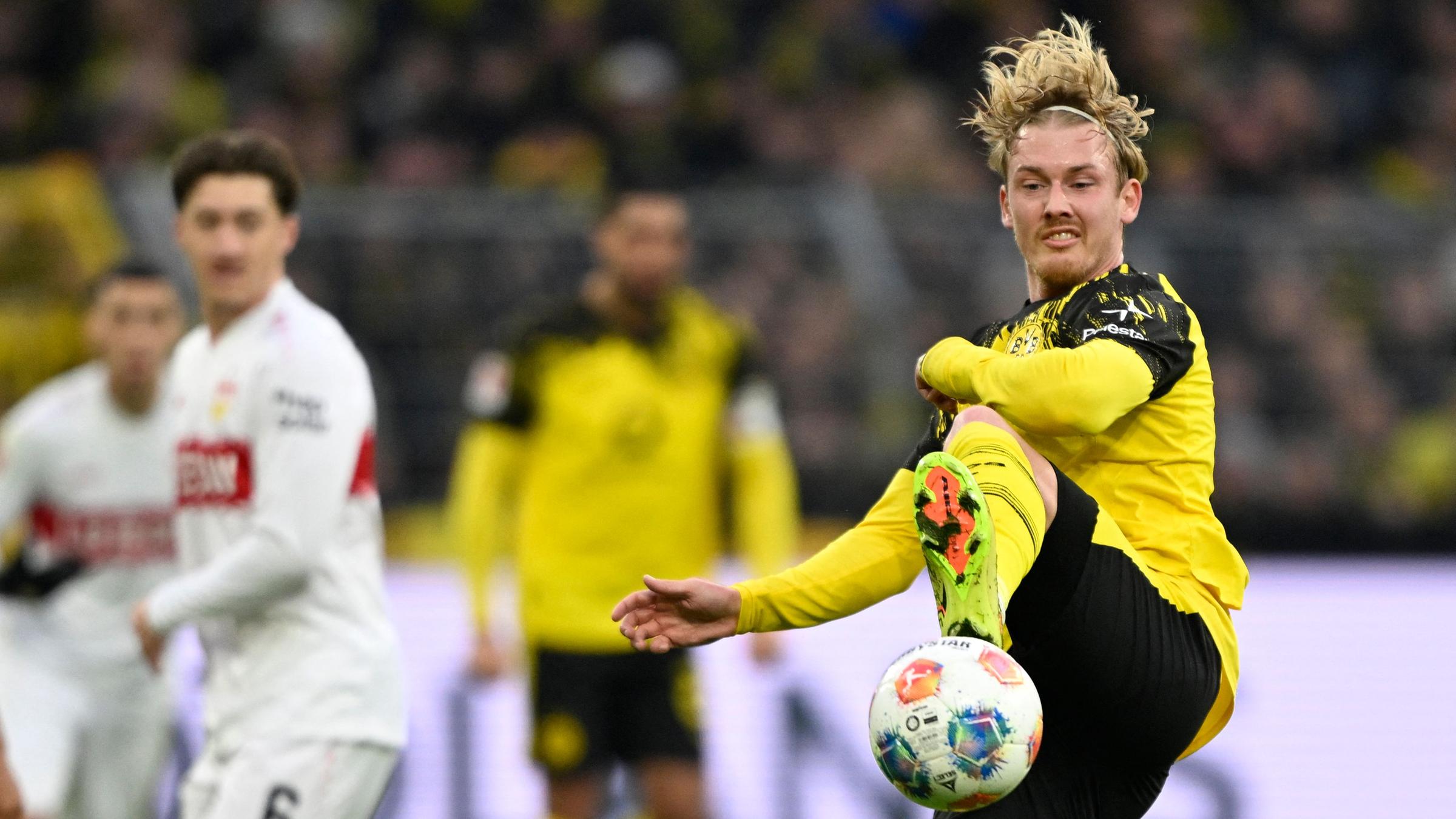 Julian Brandt versucht, den Ball zu stoppen.