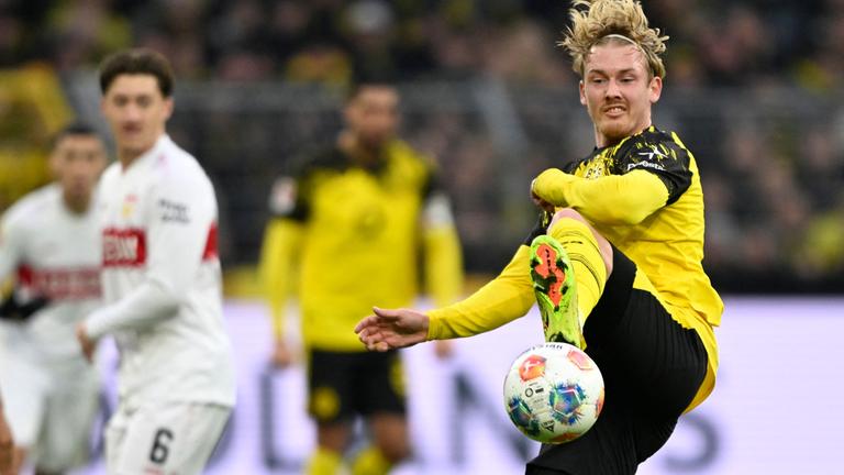 Julian Brandt versucht, den Ball zu stoppen.