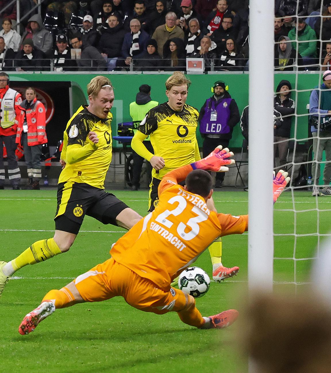 Dortmunds Julian Brandt erzielt den Ausgleich im DFB-Pokal-Spiel gegen Frankfurt