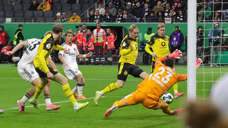 Dortmunds Julian Brandt erzielt den Ausgleich im DFB-Pokal-Spiel gegen Frankfurt