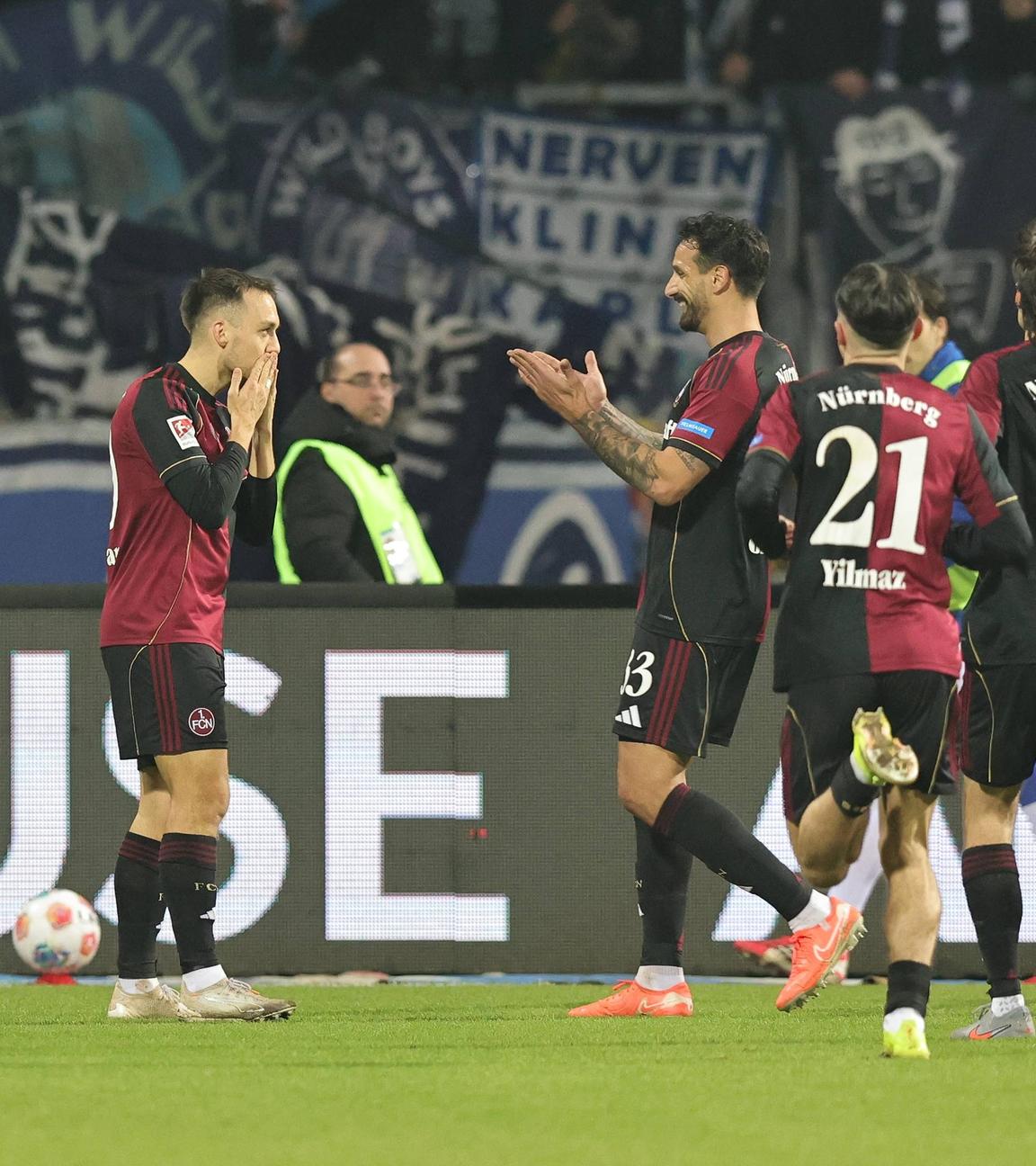 Nürnbergs Mittelfeldspieler Julian Justvan jubelt zusammen mit seinen Mitspielern nach seinem Treffer zum 2:0 gegen den Karlsruher SC