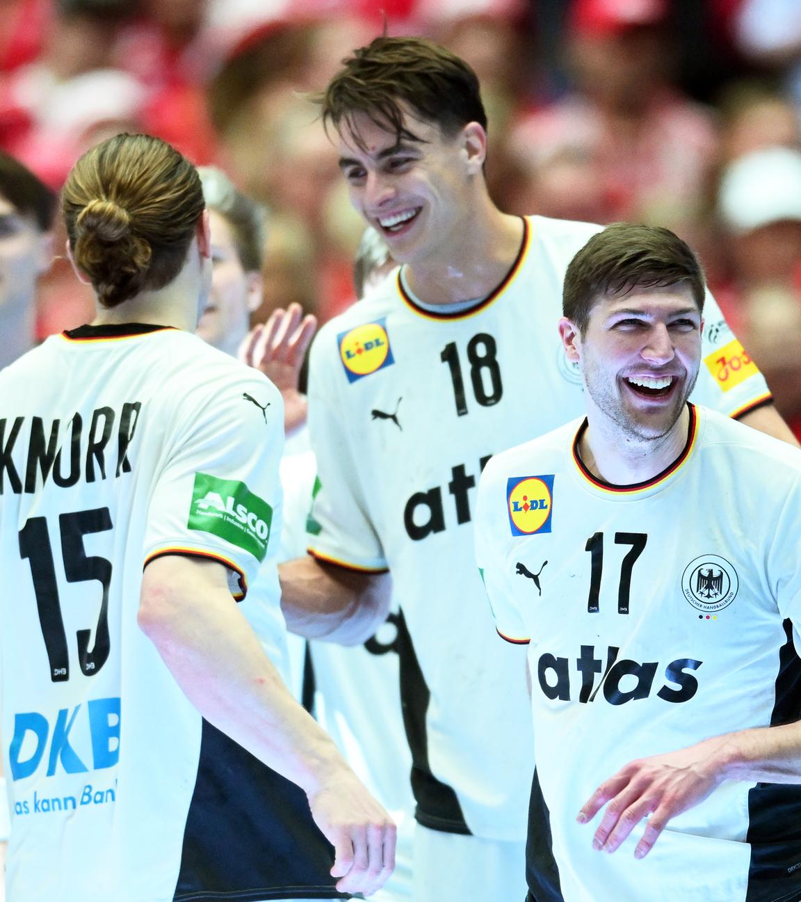 Juri Knorr, Julian Köster, und Lukas Zerbe jubeln nach dem Spiel über den Einzug ins Halbfinale am 28.02.2026 in Dänemark.