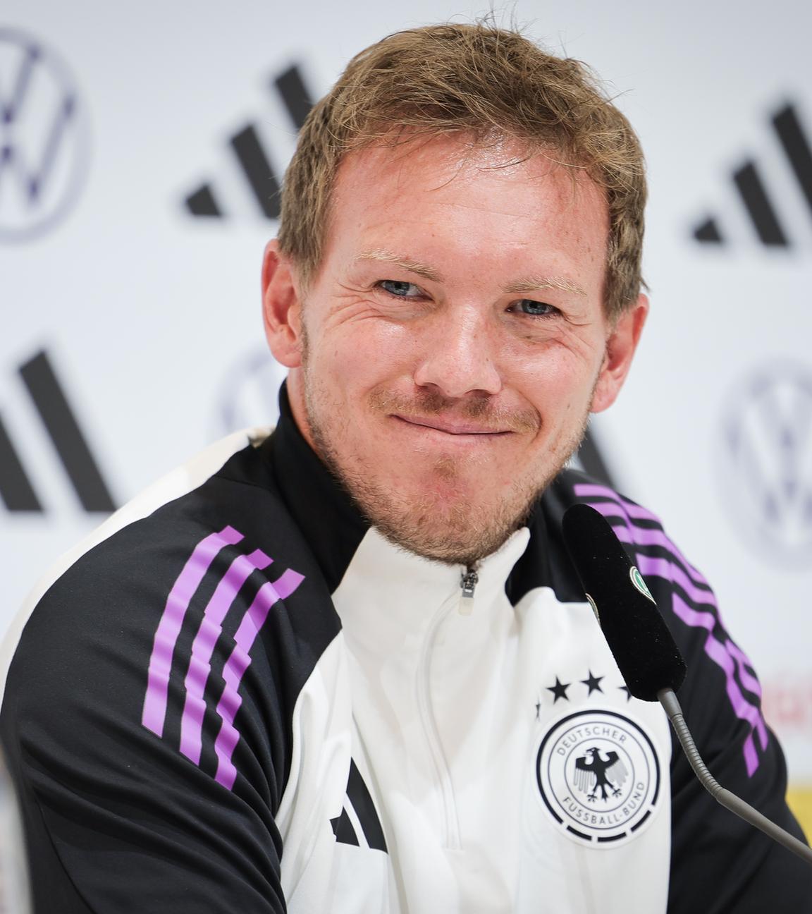 Julian Nagelsmann grinst bei der DFB-Pressekonferenz am Sonntag, den 2. Juni