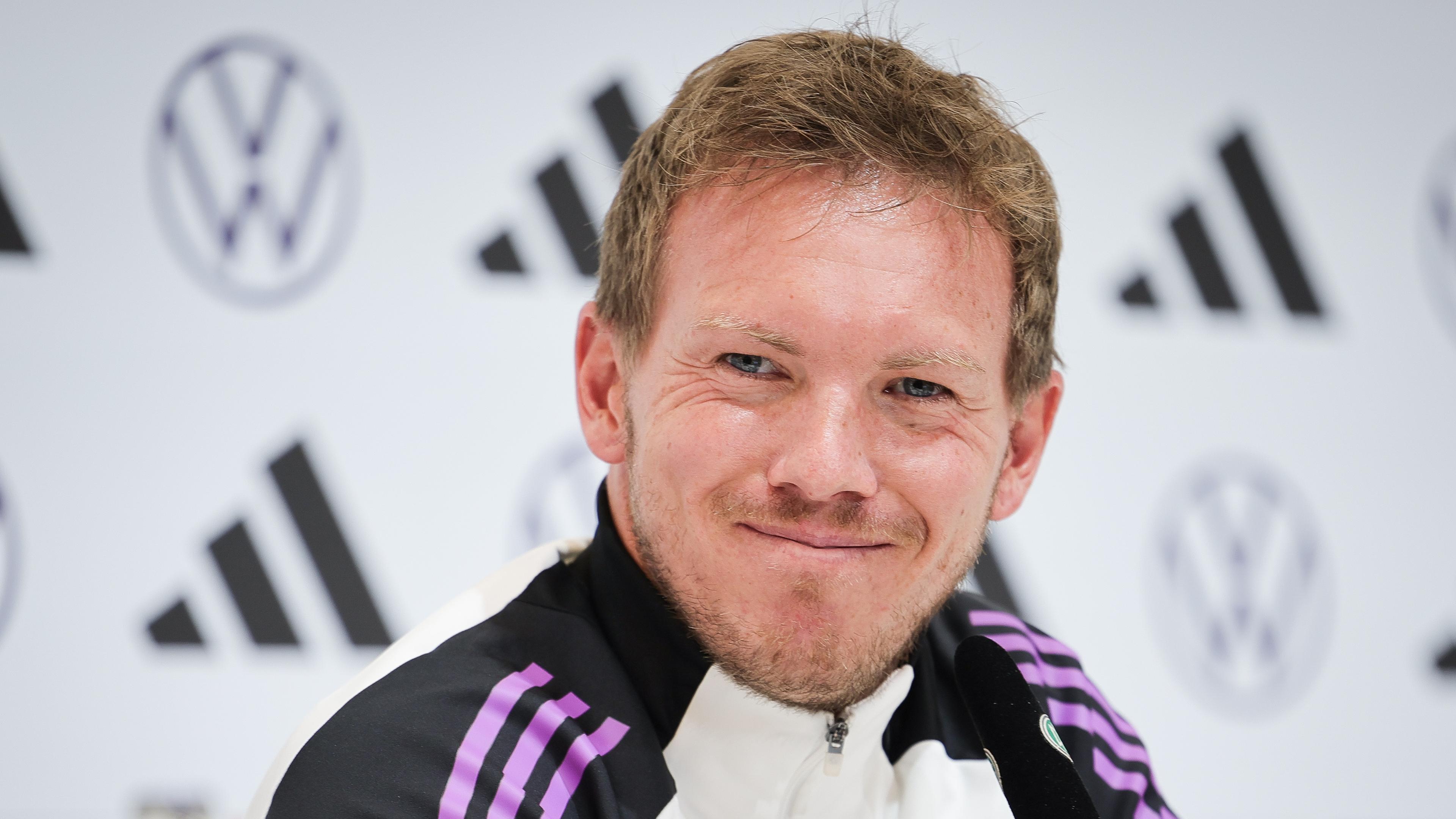 Julian Nagelsmann grinst bei der DFB-Pressekonferenz am Sonntag, den 2. Juni