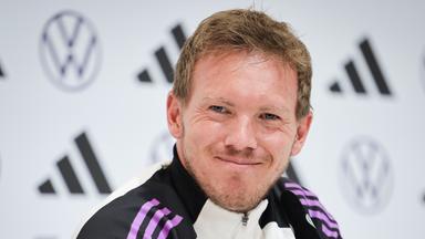 Julian Nagelsmann grinst bei der DFB-Pressekonferenz am Sonntag, den 2. Juni