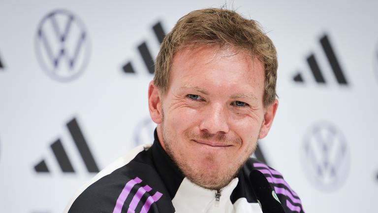 Julian Nagelsmann grinst bei der DFB-Pressekonferenz am Sonntag, den 2. Juni