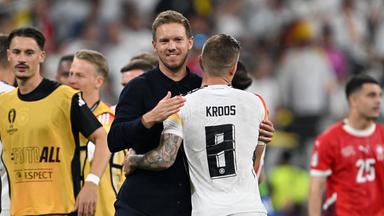Bundestrainer Julian Nagelsmann (M) umarmt Deutschlands Toni Kroos nach dem Spiel.