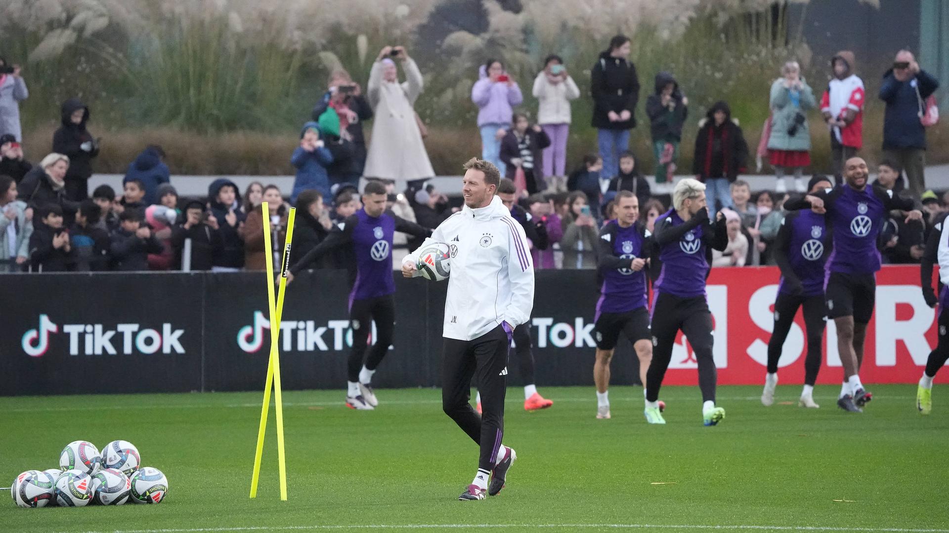 Mannschaft mit Bundestrainer Julian Nagelsmann (Deutschland Germany) bei den jungen Fans im Training