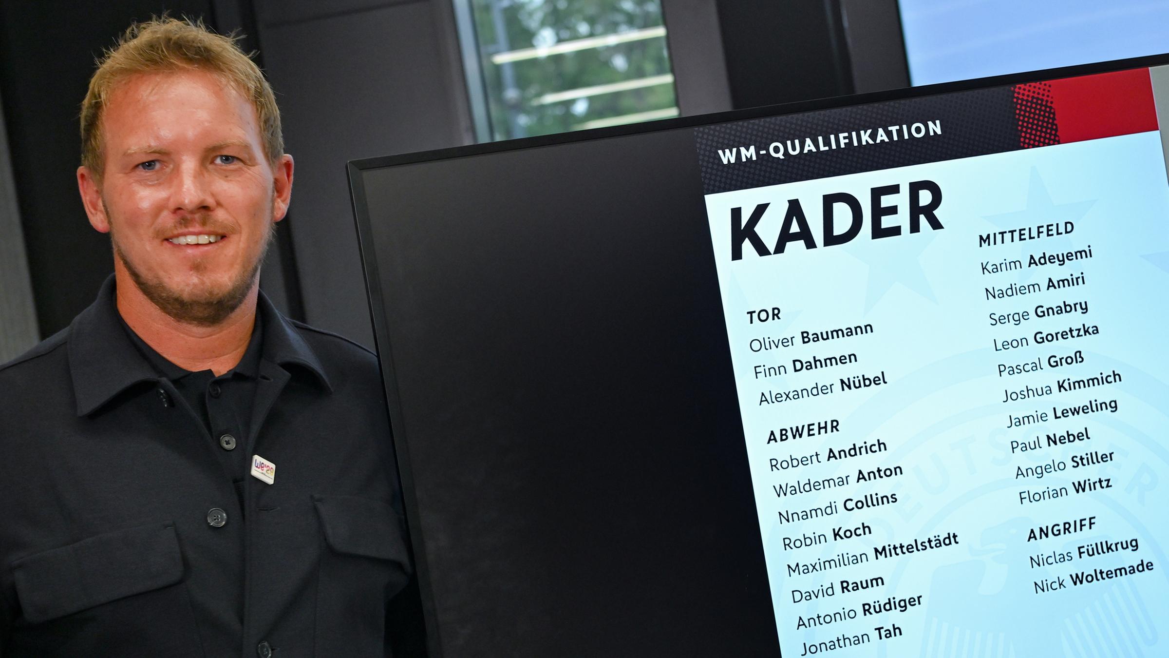 Bundestrainer Julian Nagelsmann steht im Anschluss an die Pressekonferenz des Deutschen Fußball-Bundes (DFB) neben einem Monitor, auf dem der Kader für den Start in die Qualifikationsrunde zur WM 2026 zu sehen ist. 