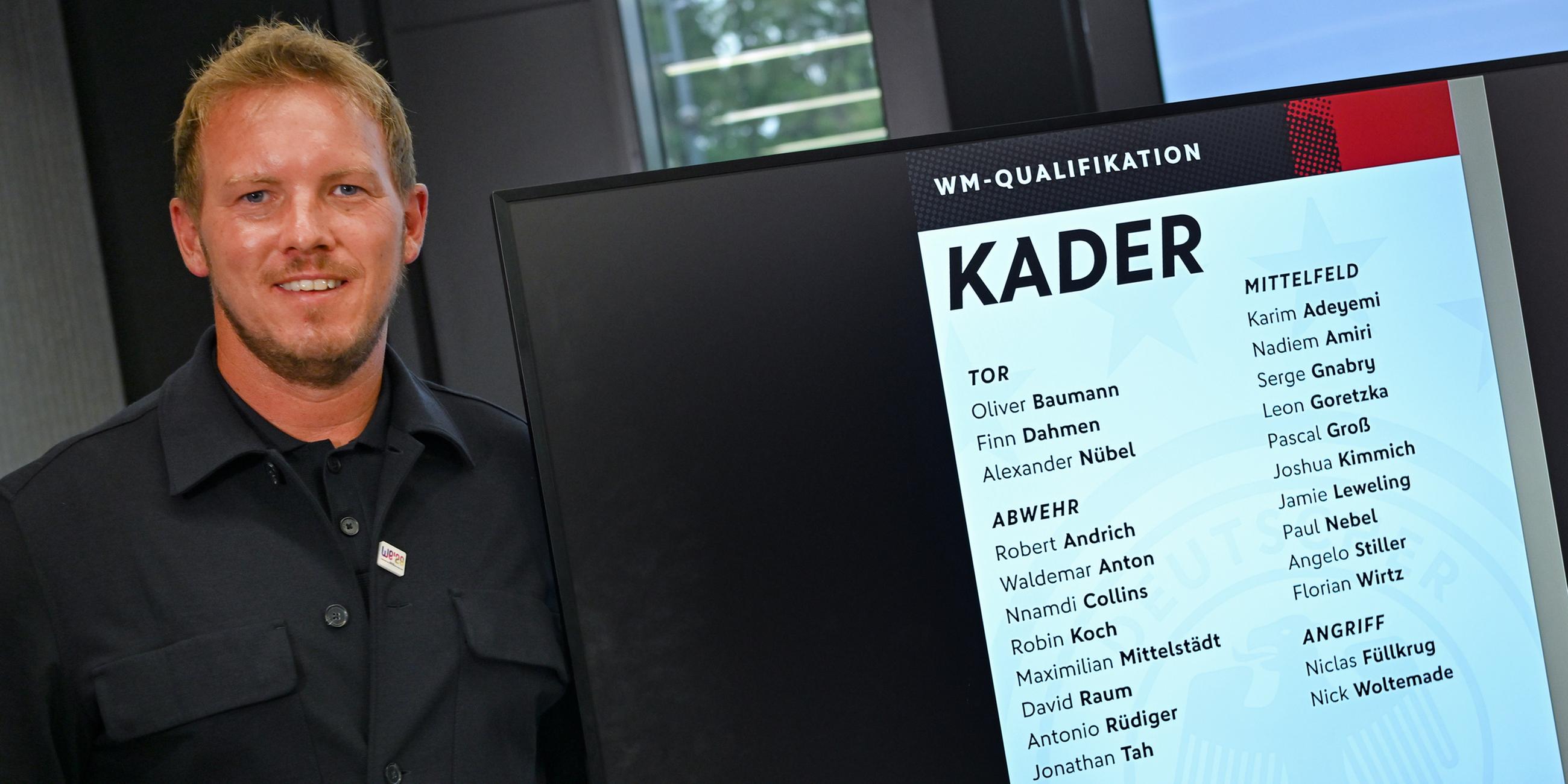 Bundestrainer Julian Nagelsmann steht im Anschluss an die Pressekonferenz des Deutschen Fußball-Bundes (DFB) neben einem Monitor, auf dem der Kader für den Start in die Qualifikationsrunde zur WM 2026 zu sehen ist. 