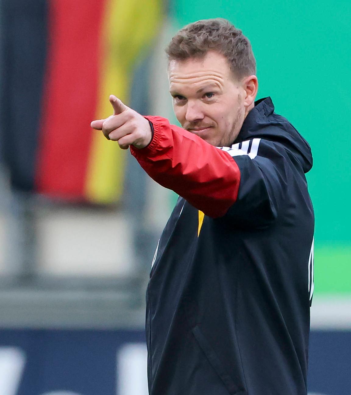 Bundestrainer Julian Nagelsmann streckt beim Training den Arm aus und deutet mit dem Zeigefinger