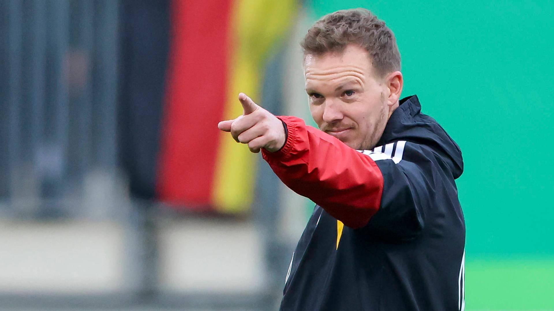 Bundestrainer Julian Nagelsmann streckt beim Training den Arm aus und deutet mit dem Zeigefinger