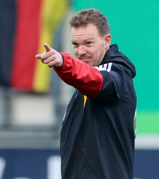 Bundestrainer Julian Nagelsmann streckt beim Training den Arm aus und deutet mit dem Zeigefinger