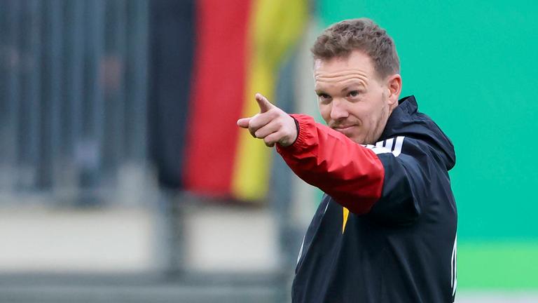 Bundestrainer Julian Nagelsmann streckt beim Training den Arm aus und deutet mit dem Zeigefinger