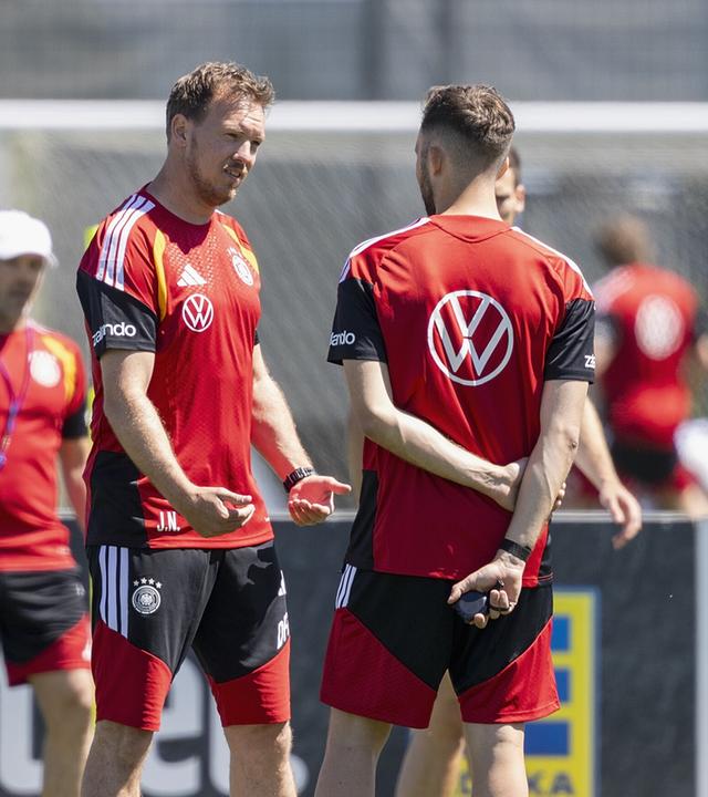 Bundestrainer Julian Nagelsmann (Deutschland) gibt Anweisungen waehrend des Trainings in Herzogenaurach bei der WM-Vorbereitung.