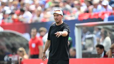 Bundestrainer Julian Nagelsmann gestikuliert an der Seitenlinie am 06.06.2026 in Chicago. 