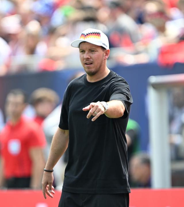 Bundestrainer Julian Nagelsmann gestikuliert an der Seitenlinie am 06.06.2026 in Chicago. 