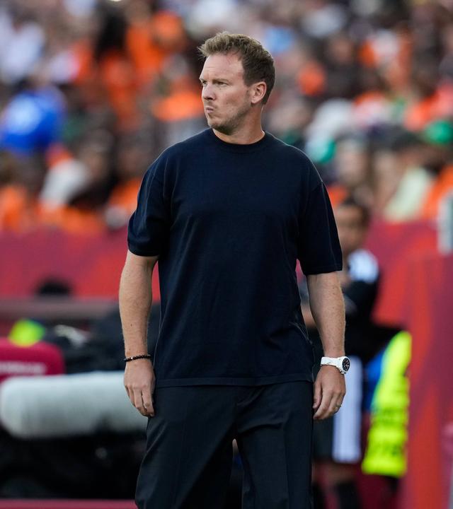 Der deutsche Nationaltrainer Julian Nagelsmann schaut nachdenklich seinem Team im Spiel gegen die Elfenbeinküste zu