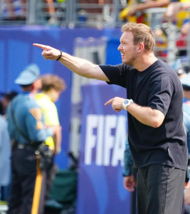 Bundestrainer Julian Nagelsmann zeigt mit dem Zeigefinger geradeaus vor sich und regt sich während des Spiels zwischen Deutschland und Ecuador, am 25.06.2026, auf.