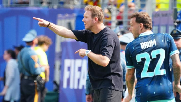 Bundestrainer Julian Nagelsmann zeigt mit dem Zeigefinger geradeaus vor sich und regt sich während des Spiels zwischen Deutschland und Ecuador, am 25.06.2026, auf.