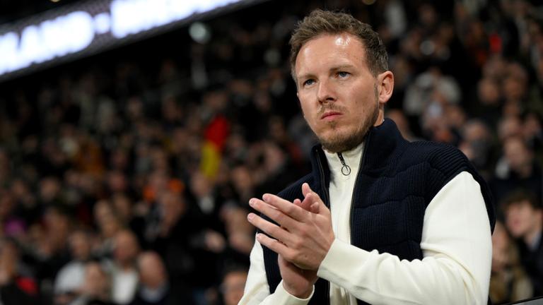 Fußball-Bundestrainer Julian Nagelsmann klatscht bei einem Freundschaftspiel gegen die Niederlande. Im Hintergrund Fans auf den Rängen.