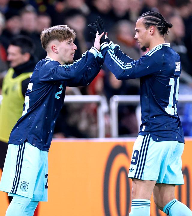 Trainer Julian Nagelsmann mit Leroy Sané und Lennart Karl im Spiel gegen die Schweiz am 27.03.2026 in Basel.