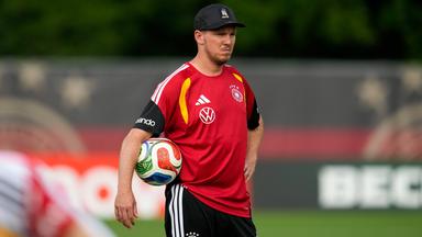 Der deutsche Bundestrainer Julian Nagelsmann beobachtet die deutsche Nationalmannschaft beim Training in Winston-Salem