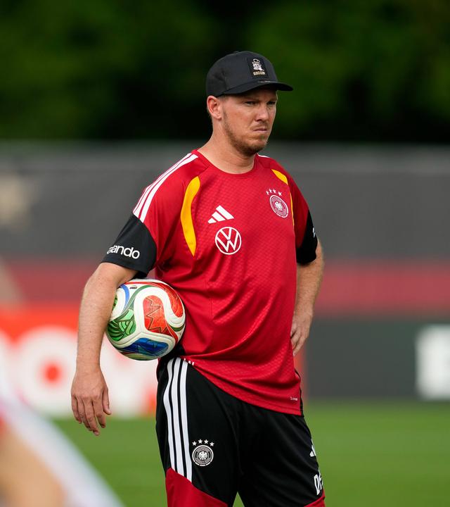 Der deutsche Bundestrainer Julian Nagelsmann beobachtet die deutsche Nationalmannschaft beim Training in Winston-Salem