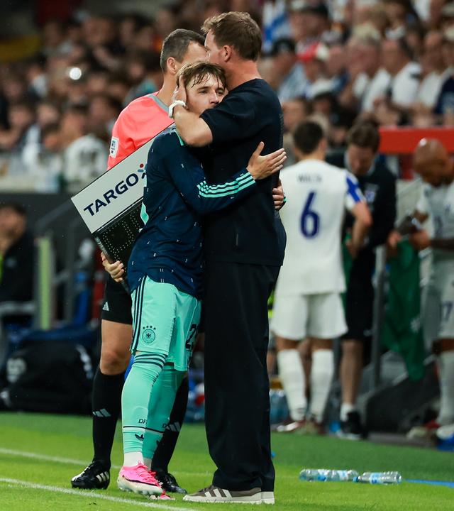Bundestrainer Julian Nagelsmann umarmt den Spieler Lennart Karl während des Testspiels Deutschland gegen Finnland am 31.05.2026 in der MEWA Arena in Mainz.