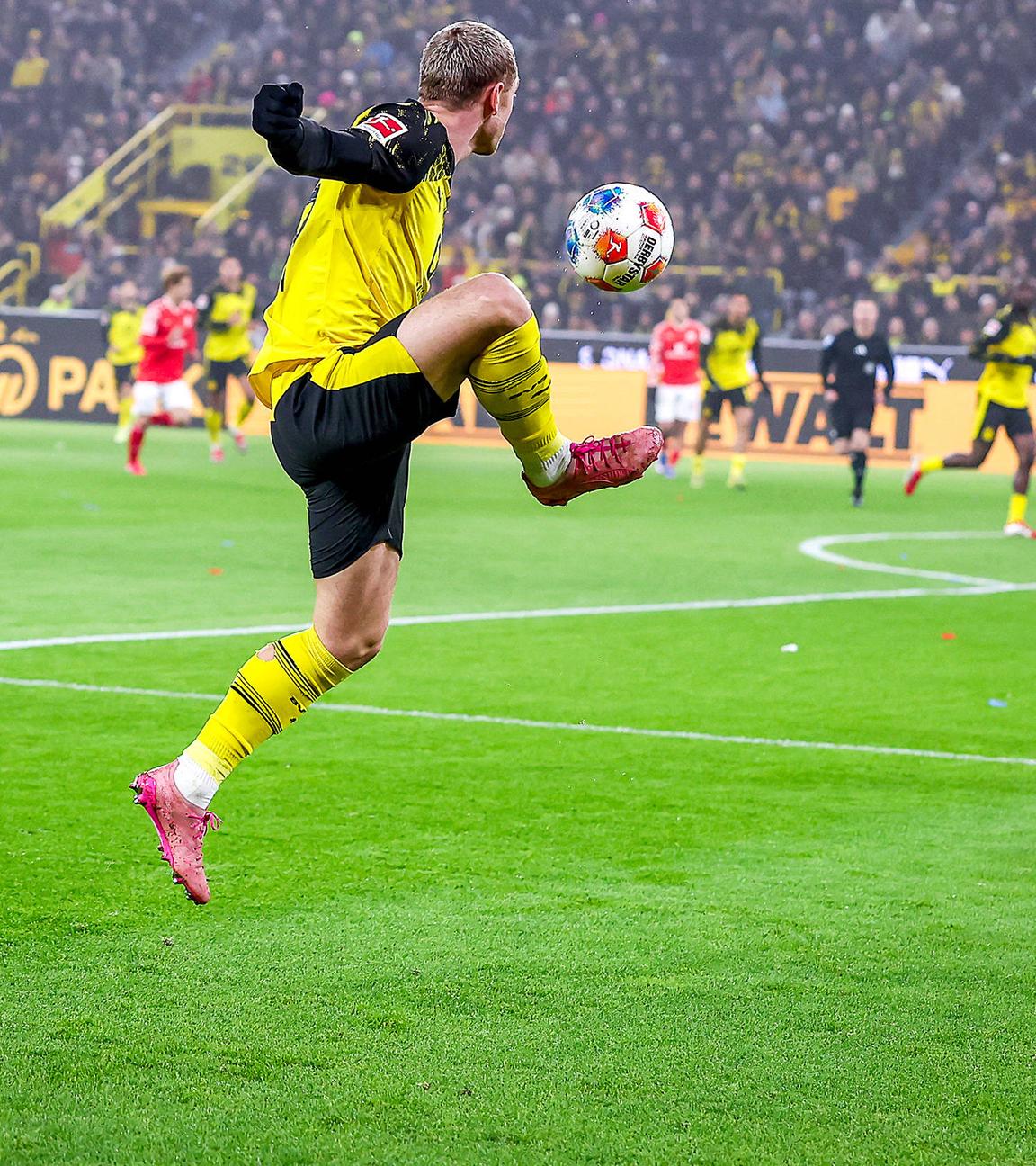 Dortmunds rechter Verteidiger Julian Ryerson flankt in der 16er in der Bundesligapartie gegen den 1. FSV Mainz 05