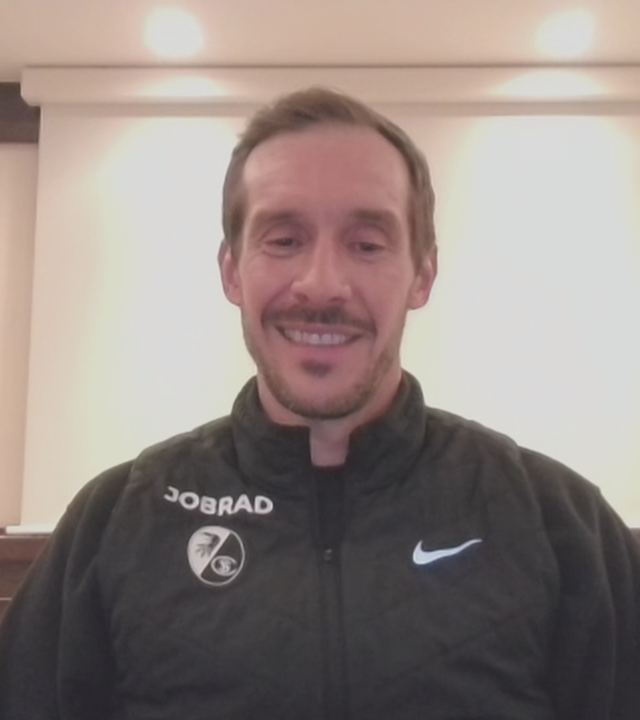 Freiburgs Trainer Julian Schuster im Interiew mit Sven Voss