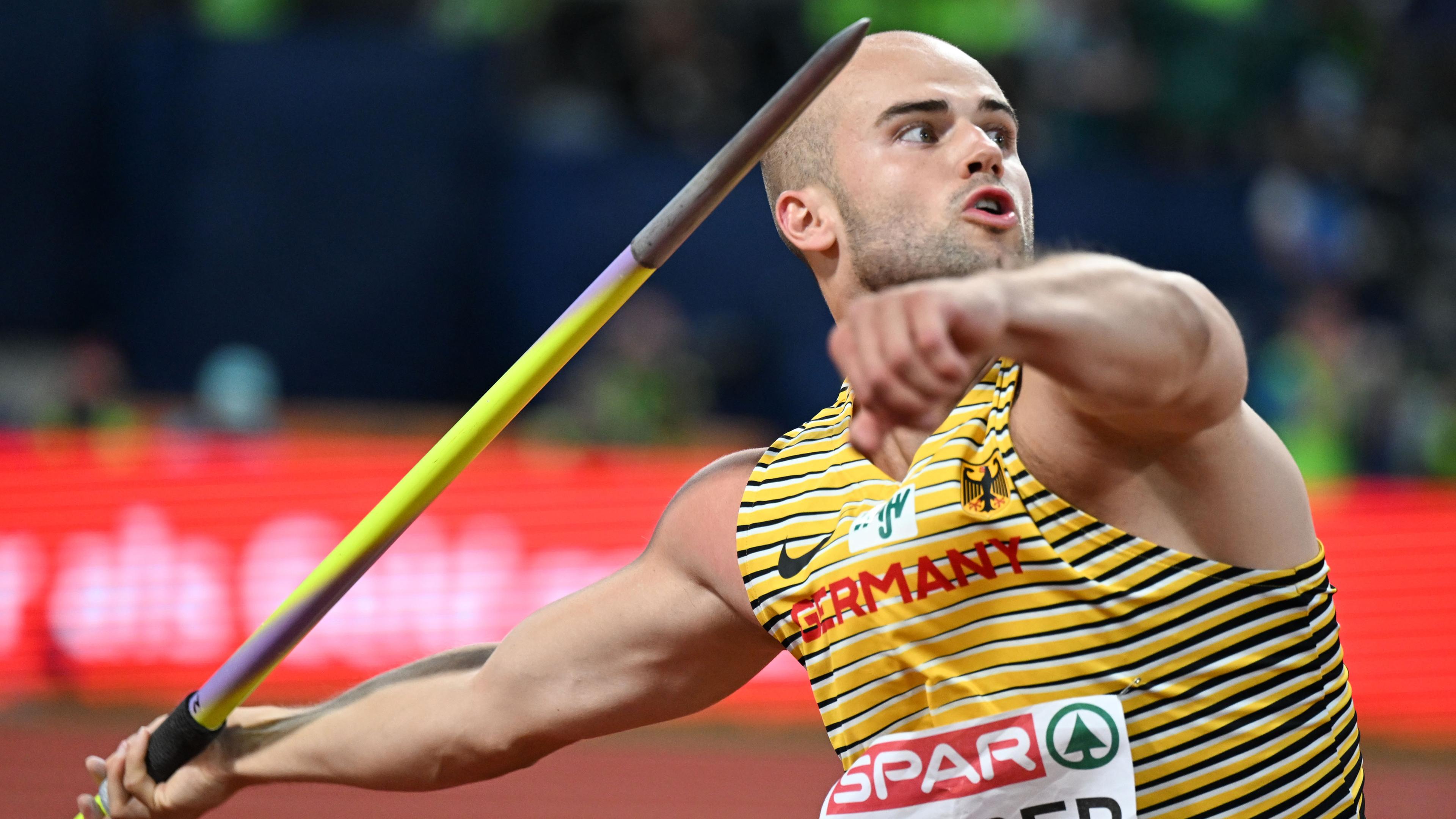 Bildausschnitt von der oberen Körperhälfte von Julian Weber im goldenen Deutschland-Trikot beim Anlauf zum Speerwurf bei der EM 2022