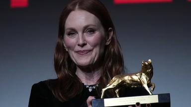 Die Schauspielerin Julianne Moore posiert für Fotos, nachdem sie beim Filmfestival den Preis für ihr Lebenswerk entgegengenommen hat.